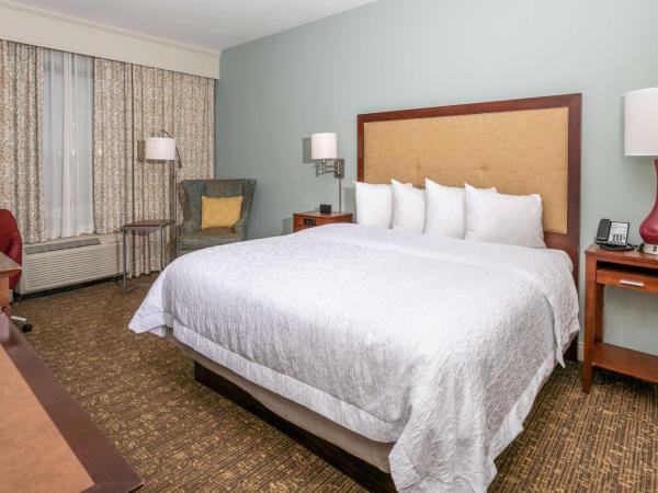 Hampton Inn & Suites Nashville-Green Hills : photo 1 de la chambre chambre lit king-size - non-fumeurs