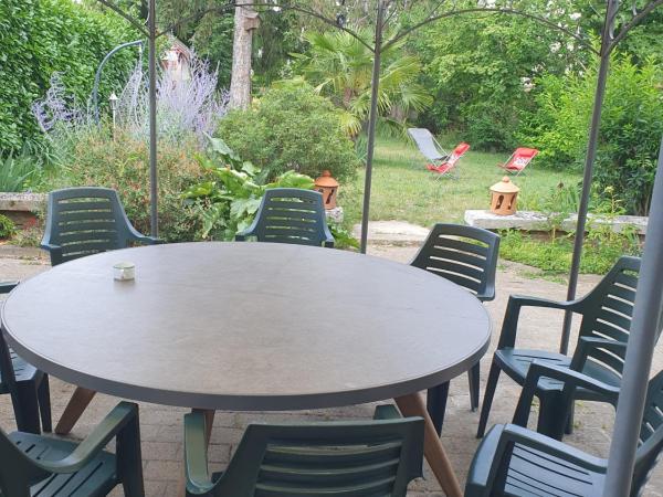 la Villa Mancelle : photo 10 de la chambre chambre triple - vue sur jardin