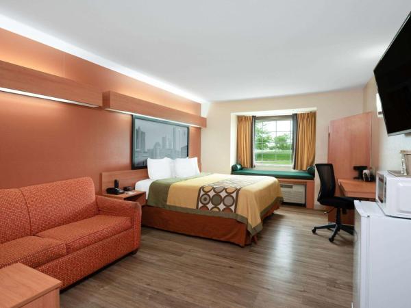 Super 8 by Wyndham Columbus West : photo 1 de la chambre king suite with roll in shower - mobility accessible