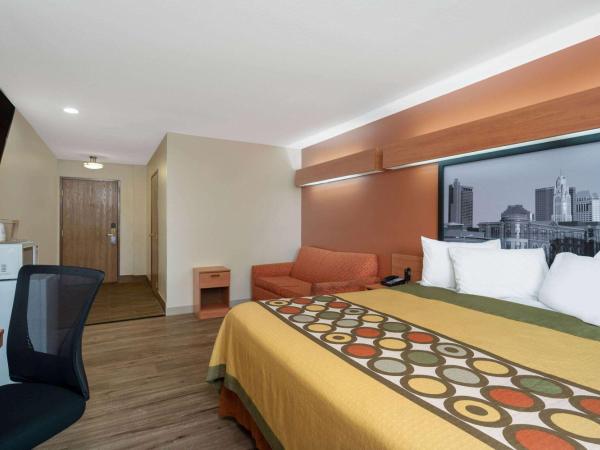 Super 8 by Wyndham Columbus West : photo 2 de la chambre king suite with roll in shower - mobility accessible