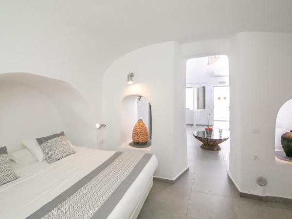 Vogue Suites : photo 9 de la chambre honeymoon cave suite with hot tub and caldera & sea view
