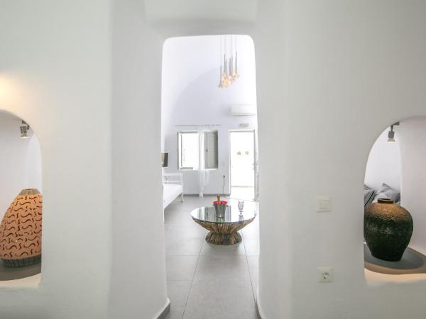 Vogue Suites : photo 8 de la chambre honeymoon cave suite with hot tub and caldera & sea view