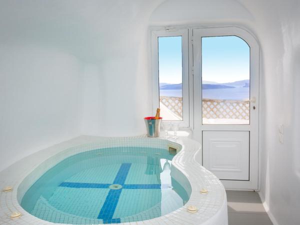 Vogue Suites : photo 7 de la chambre honeymoon cave suite with hot tub and caldera & sea view