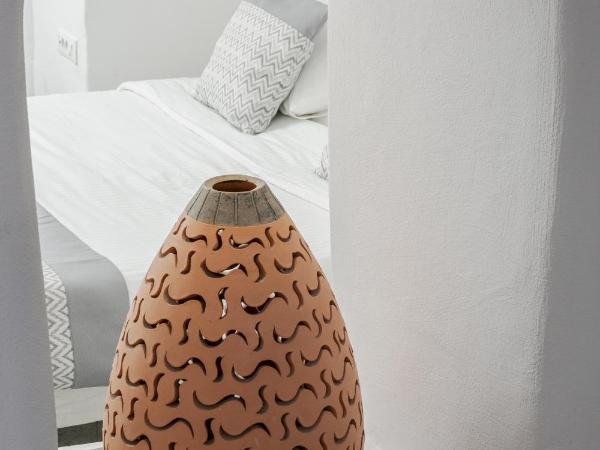 Vogue Suites : photo 10 de la chambre honeymoon cave suite with hot tub and caldera & sea view