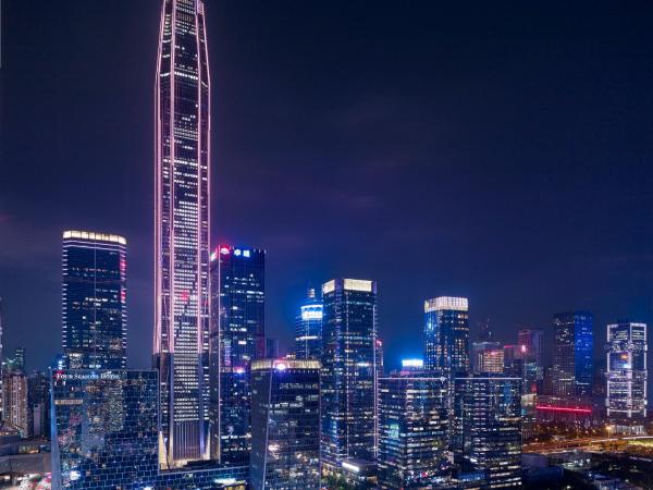 The Ritz-Carlton, Shenzhen, Nearby Futian CBD, Convention & Exhibition Center, Futian Railway Station, Outdoor swimming pool, CNY300 SPA voucher : photo 4 de la chambre suite the ritz-carlton avec lit king-size - Étage club - vue sur ville