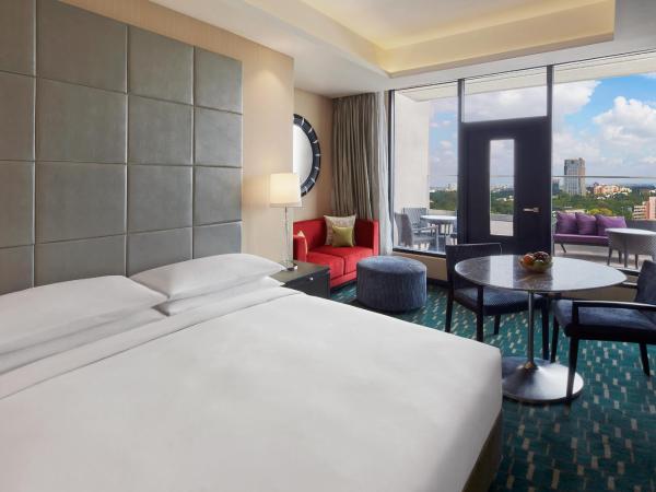 Renaissance Bengaluru Race Course Hotel : photo 3 de la chambre chambre lit king-size avec terrasse - accès au salon exécutif