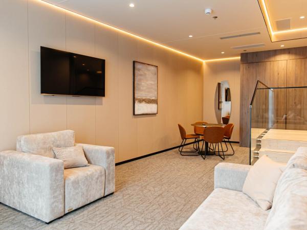 Hotel Medistone : photo 3 de la chambre studio avec baignoire spa