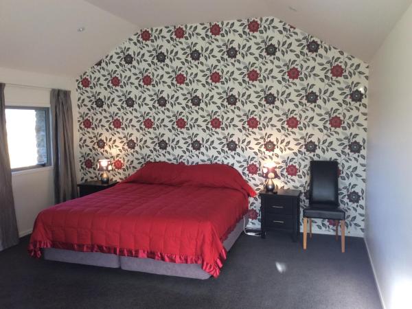Golfcourse Road Chalets and Lodge : photo 8 de la chambre chalet 2 chambres avec baignoire spa