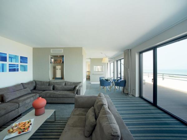 Thalazur Cabourg - Hôtel & Spa : photo 4 de la chambre suite lit king-size - vue sur mer