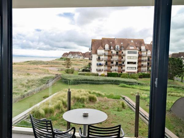 Thalazur Cabourg - Hôtel & Spa : photo 1 de la chambre chambre double deluxe - vue latérale sur mer