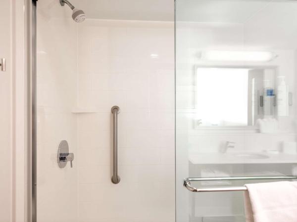 Hampton Inn Columbia I-26/Harbison Blvd : photo 6 de la chambre suite lit king-size - non-fumeurs - vue sur lac