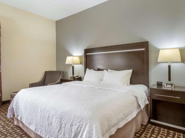 Hampton Inn West : photo 3 de la chambre chambre lit king-size - accessible aux personnes à mobilité réduite - non-fumeurs 