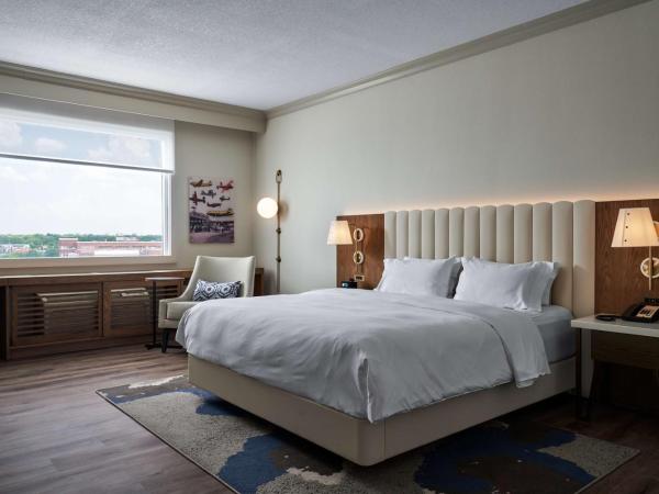 DoubleTree by Hilton Hotel Dallas - Love Field : photo 2 de la chambre chambre lit king-size avec douche à l'italienne