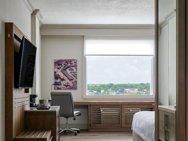 DoubleTree by Hilton Hotel Dallas - Love Field : photo 1 de la chambre chambre lit king-size avec douche à l'italienne