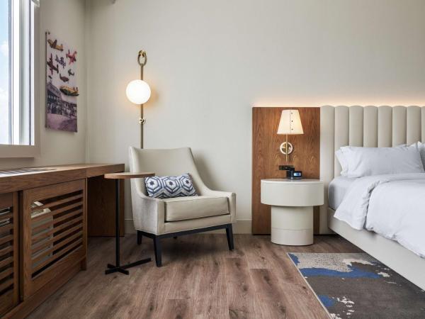 DoubleTree by Hilton Hotel Dallas - Love Field : photo 3 de la chambre chambre lit king-size avec douche à l'italienne