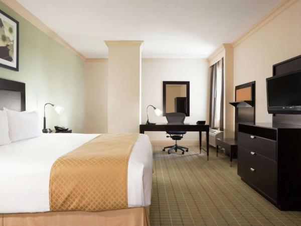 DoubleTree by Hilton Hotel Dallas - Love Field : photo 2 de la chambre suite lit king-size avec canapé-lit