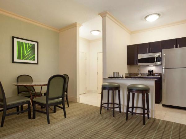 DoubleTree by Hilton Hotel Dallas - Love Field : photo 3 de la chambre suite lit king-size avec canapé-lit