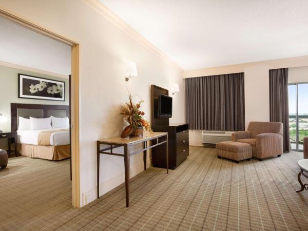 DoubleTree by Hilton Hotel Dallas - Love Field : photo 4 de la chambre suite lit king-size avec canapé-lit