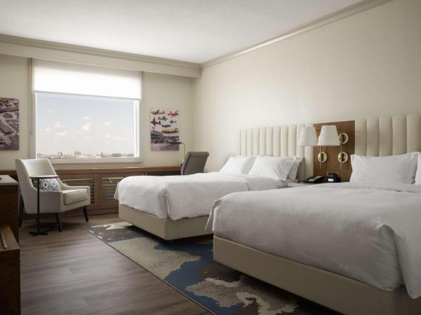 DoubleTree by Hilton Hotel Dallas - Love Field : photo 2 de la chambre chambre avec 2 lits queen-size et douche à l’italienne