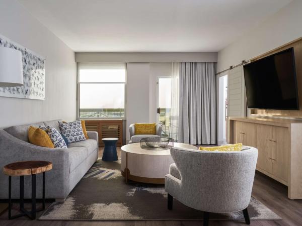 DoubleTree by Hilton Hotel Dallas - Love Field : photo 1 de la chambre suite lit king-size avec balcon