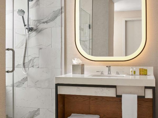 DoubleTree by Hilton Hotel Dallas - Love Field : photo 4 de la chambre suite lit king-size avec balcon