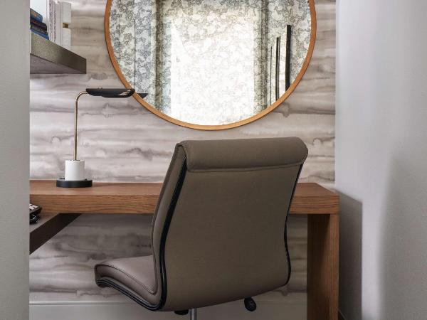 DoubleTree by Hilton Hotel Dallas - Love Field : photo 6 de la chambre suite lit king-size avec canapé-lit