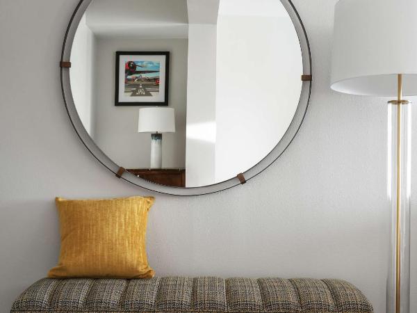 DoubleTree by Hilton Hotel Dallas - Love Field : photo 3 de la chambre suite lit king-size avec balcon