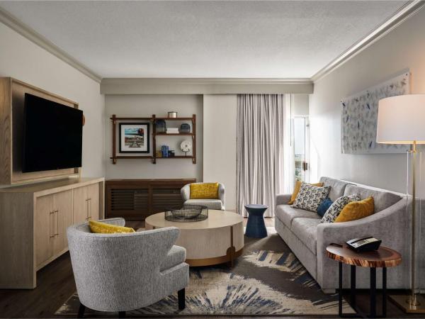 DoubleTree by Hilton Hotel Dallas - Love Field : photo 7 de la chambre suite lit king-size avec canapé-lit