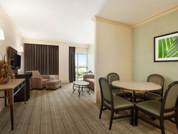 DoubleTree by Hilton Hotel Dallas - Love Field : photo 9 de la chambre suite lit king-size avec canapé-lit