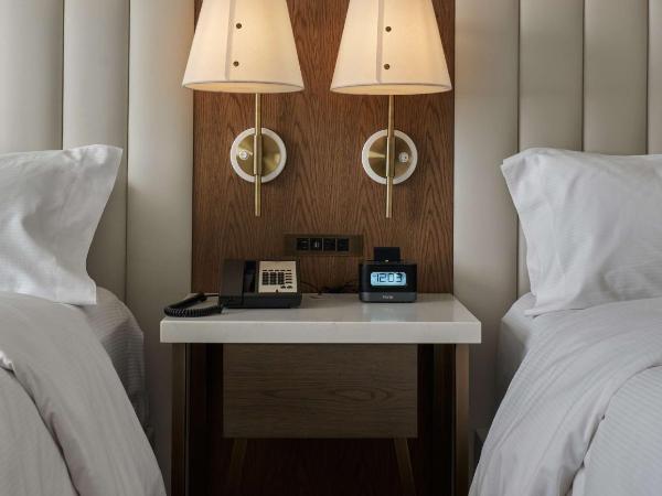DoubleTree by Hilton Hotel Dallas - Love Field : photo 3 de la chambre chambre avec 2 lits queen-size et douche à l’italienne