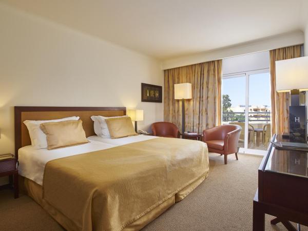 PortoBay Falesia : photo 2 de la chambre chambre – vue latérale sur mer