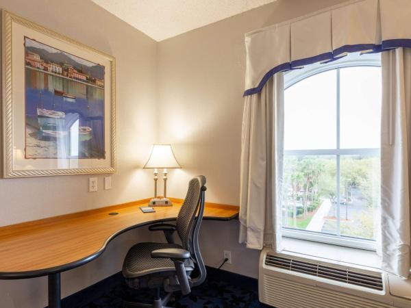 Hampton Inn & Suites Jacksonville Deerwood Park : photo 6 de la chambre chambre lit king-size - non-fumeurs