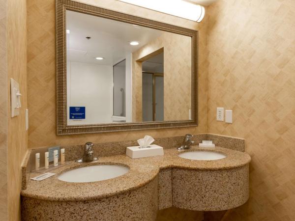 Hampton Inn & Suites Jacksonville Deerwood Park : photo 8 de la chambre suite lit king-size 1 chambre avec bain à remous - non-fumeurs