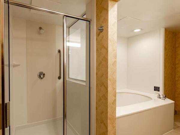 Hampton Inn & Suites Jacksonville Deerwood Park : photo 9 de la chambre suite lit king-size 1 chambre avec bain à remous - non-fumeurs 