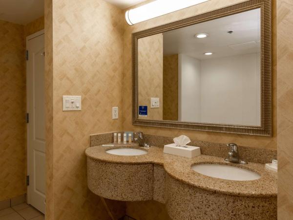 Hampton Inn & Suites Jacksonville Deerwood Park : photo 10 de la chambre suite lit king-size 1 chambre avec bain à remous - non-fumeurs 