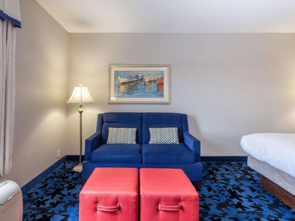 Hampton Inn & Suites Jacksonville Deerwood Park : photo 3 de la chambre studio suite avec lit king-size et bain à remous - non-fumeurs