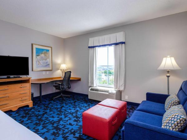 Hampton Inn & Suites Jacksonville Deerwood Park : photo 5 de la chambre studio suite avec lit king-size et bain à remous - non-fumeurs
