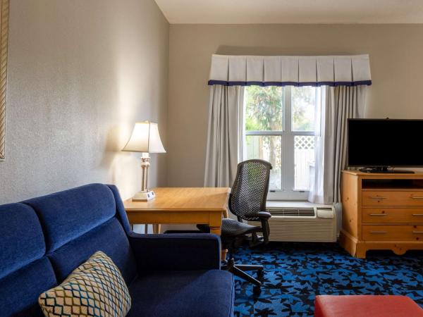 Hampton Inn & Suites Jacksonville Deerwood Park : photo 1 de la chambre queen studio suite with two queen beds and sofa bed - non-smoking