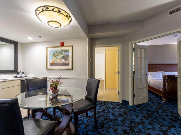 Hampton Inn & Suites Jacksonville Deerwood Park : photo 5 de la chambre suite lit king-size 1 chambre avec bain à remous - non-fumeurs 