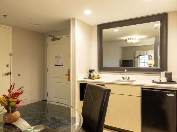 Hampton Inn & Suites Jacksonville Deerwood Park : photo 6 de la chambre suite lit king-size 1 chambre avec bain à remous - non-fumeurs 