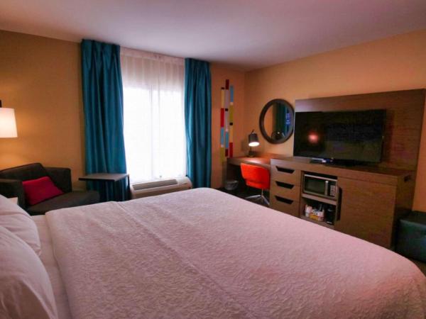 Hampton Inn & Suites Jacksonville Beach Boulevard/Mayo Clinic : photo 1 de la chambre chambre lit king-size - non-fumeurs