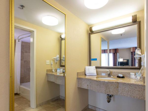 Hampton Inn & Suites Jacksonville-Airport : photo 5 de la chambre studio with two queen beds and bath tub - mobility and hearing access/non-smoking