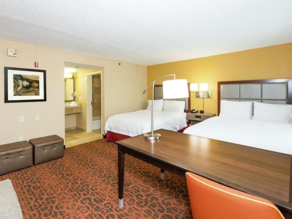 Hampton Inn & Suites Jacksonville-Airport : photo 4 de la chambre queen studio suite with two queen beds and sofa bed - non-smoking