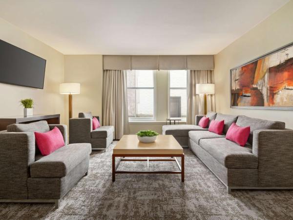 Hampton Inn Downtown / French Quarter Area : photo 3 de la chambre suite 1 chambre lit king-size - non-fumeurs