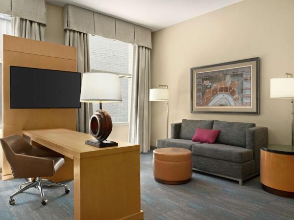 Hampton Inn Downtown / French Quarter Area : photo 8 de la chambre chambre lit king-size exécutive avec canapé-lit - non-fumeurs