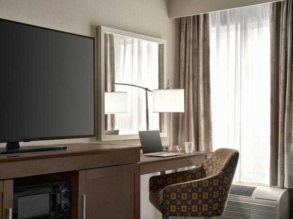 Hampton Inn New Orleans/St.Charles Ave : photo 1 de la chambre chambre lit king-size avec four micro-ondes et réfrigérateur