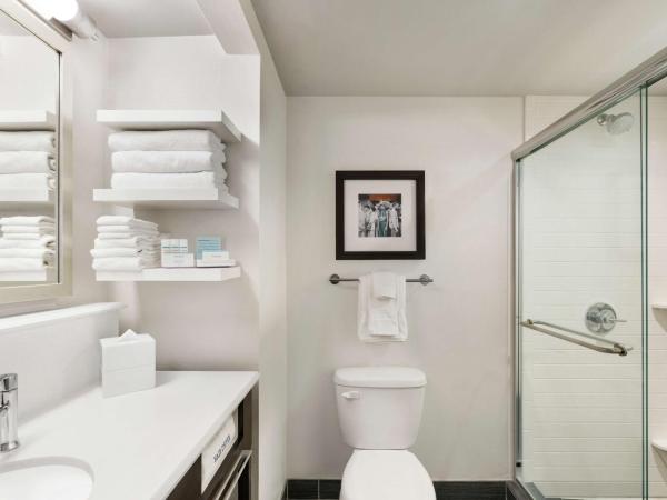 Hampton Inn New Orleans/St.Charles Ave : photo 5 de la chambre chambre lit king-size avec four micro-ondes et réfrigérateur