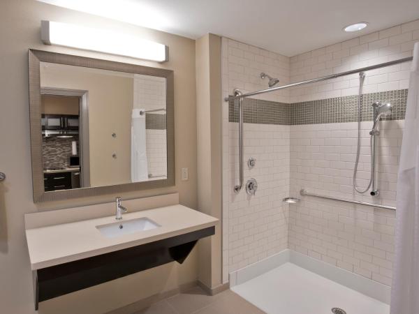 Staybridge Suites Baltimore - Inner Harbor, an IHG Hotel : photo 2 de la chambre studio accessible aux personnes à mobilité réduite avec lit king-size - douche à l'italienne - non-fumeurs