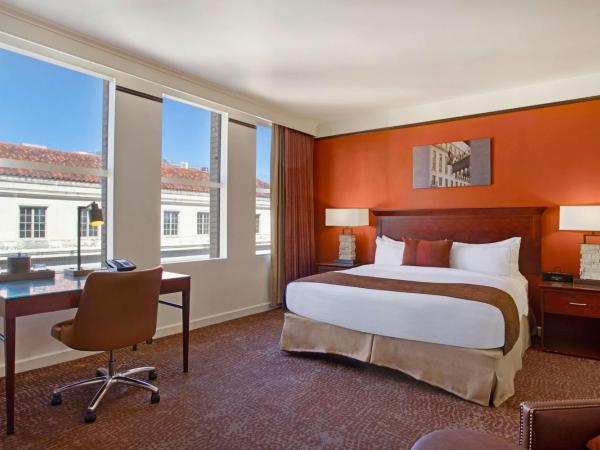 The Emily Morgan Hotel - A DoubleTree by Hilton : photo 3 de la chambre chambre lit king-size de luxe avec bain dans le jardin