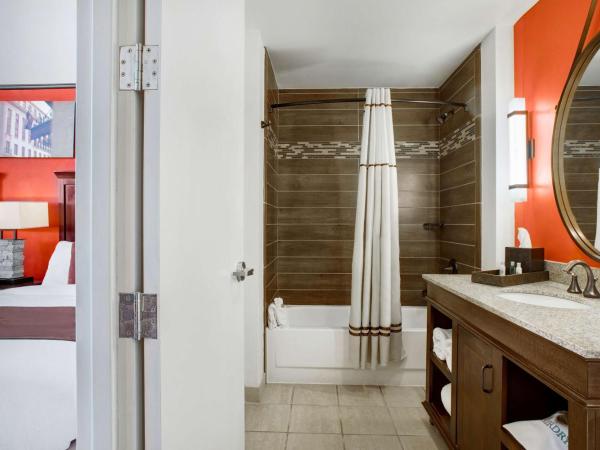 The Emily Morgan Hotel - A DoubleTree by Hilton : photo 8 de la chambre chambre lit king-size avec baignoire accessible aux personnes à mobilité réduite et malentendantes